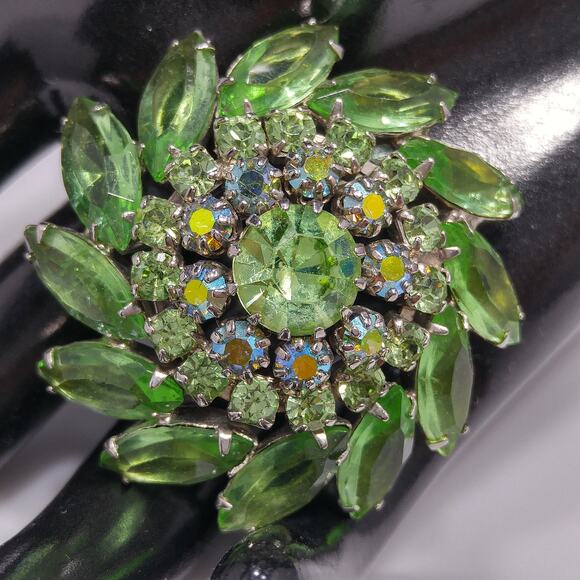 Vintage Peridot Green Rhinestone Domed Brooch, Aurora Borealis, 1960s - Picture 5 of 10